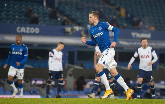 邮报：球迷问埃泽会不会加盟阿森纳，埃泽笑而不答.